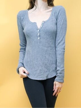 Abercrombie & Fitch Gray Long-Sleeve Henley Scoop Neck Top